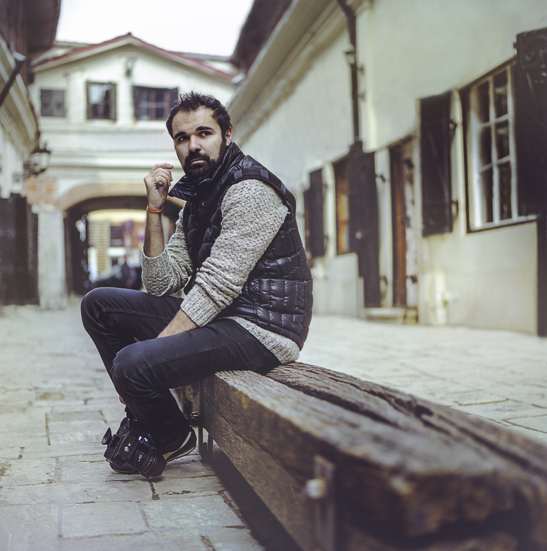 rahau.ro tiberiu man camera sitting bench courtyard tatiana volontir film