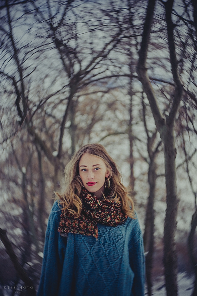 rahau.ro photography woman portrait beauty winter park snow lensbaby