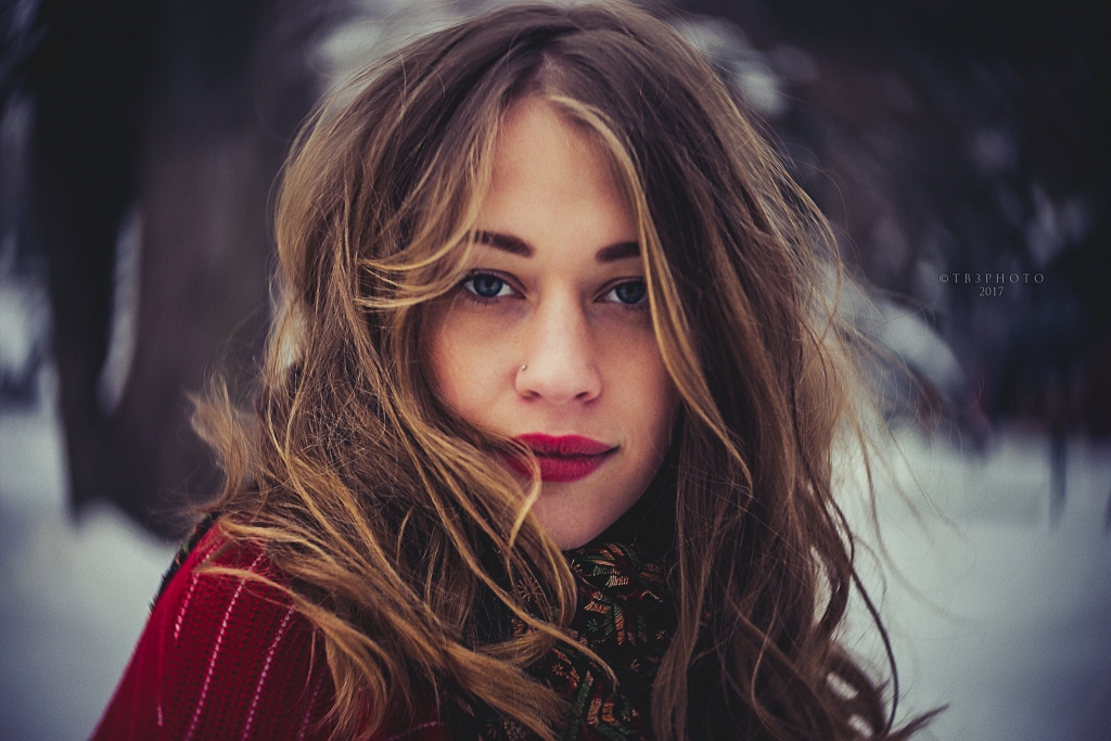 rahau.ro photography woman portrait beauty winter park snow blonde blue eyes lensbaby