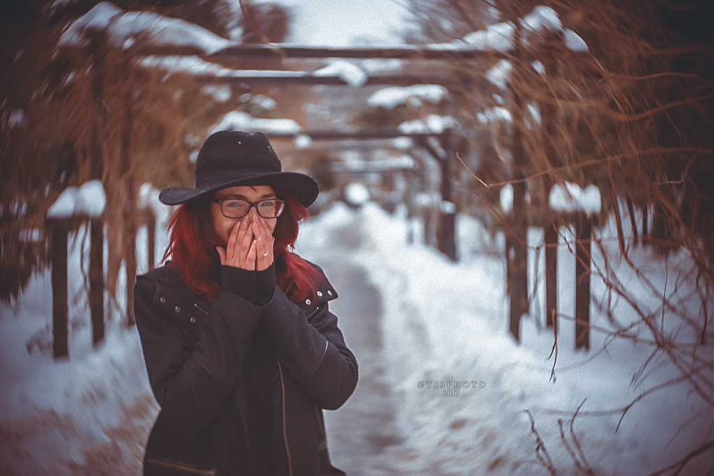 rahau.ro photography woman portrait beauty winter park snow lensbaby