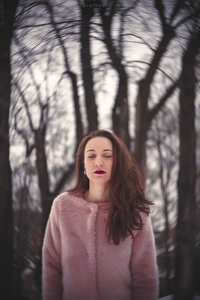 rahau.ro photography woman portrait beauty winter park snow lensbaby