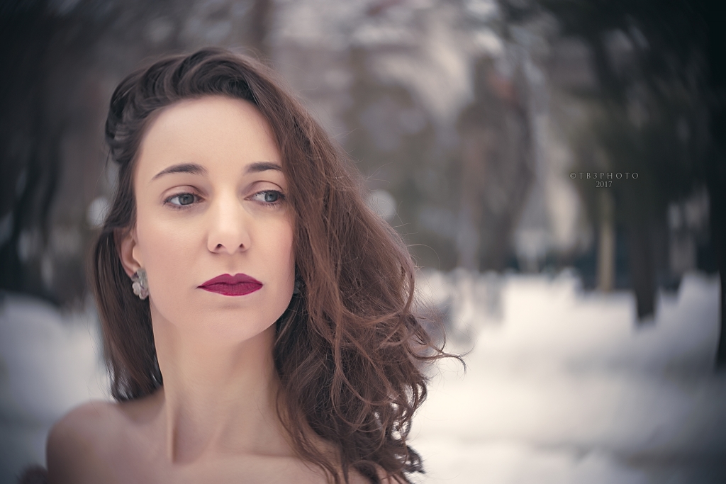 rahau.ro photography woman portrait beauty winter park snow lensbaby