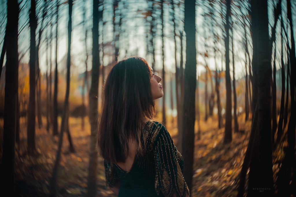 rahau.ro photography woman portrait beauty lifestyle forest sunset greendress lensbaby