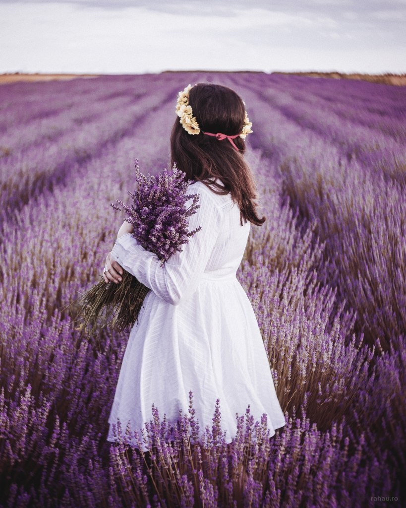 rahau.ro photography woman portrait beauty lifestyle lensbaby lavender field