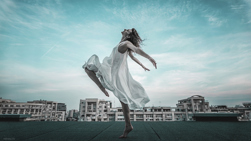 rahau.ro photography woman portrait beauty concept ontop skyline cityscape ballerina