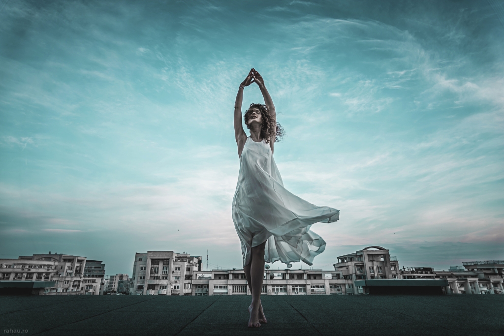 rahau.ro photography woman portrait beauty concept ontop skyline cityscape ballerina