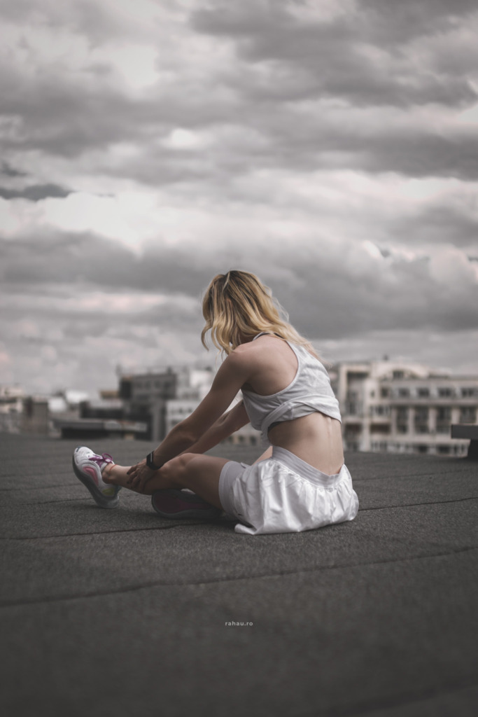 rahau.ro fitness woman stretching roof sky